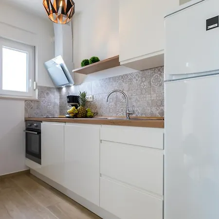 Fe Apartment *