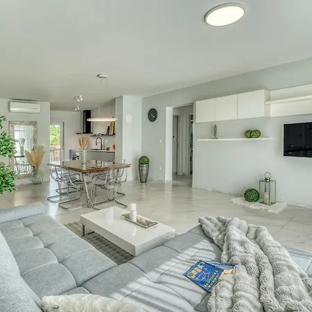 Fe Apartment *