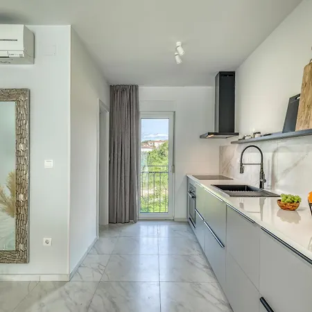 Fe Apartment *