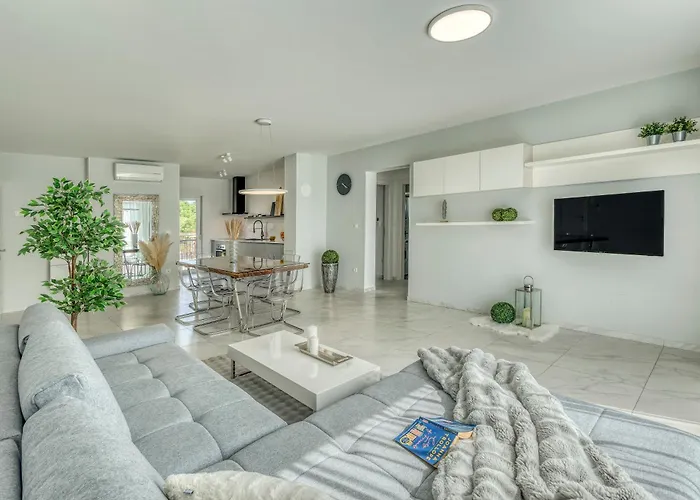 Fe Apartment *